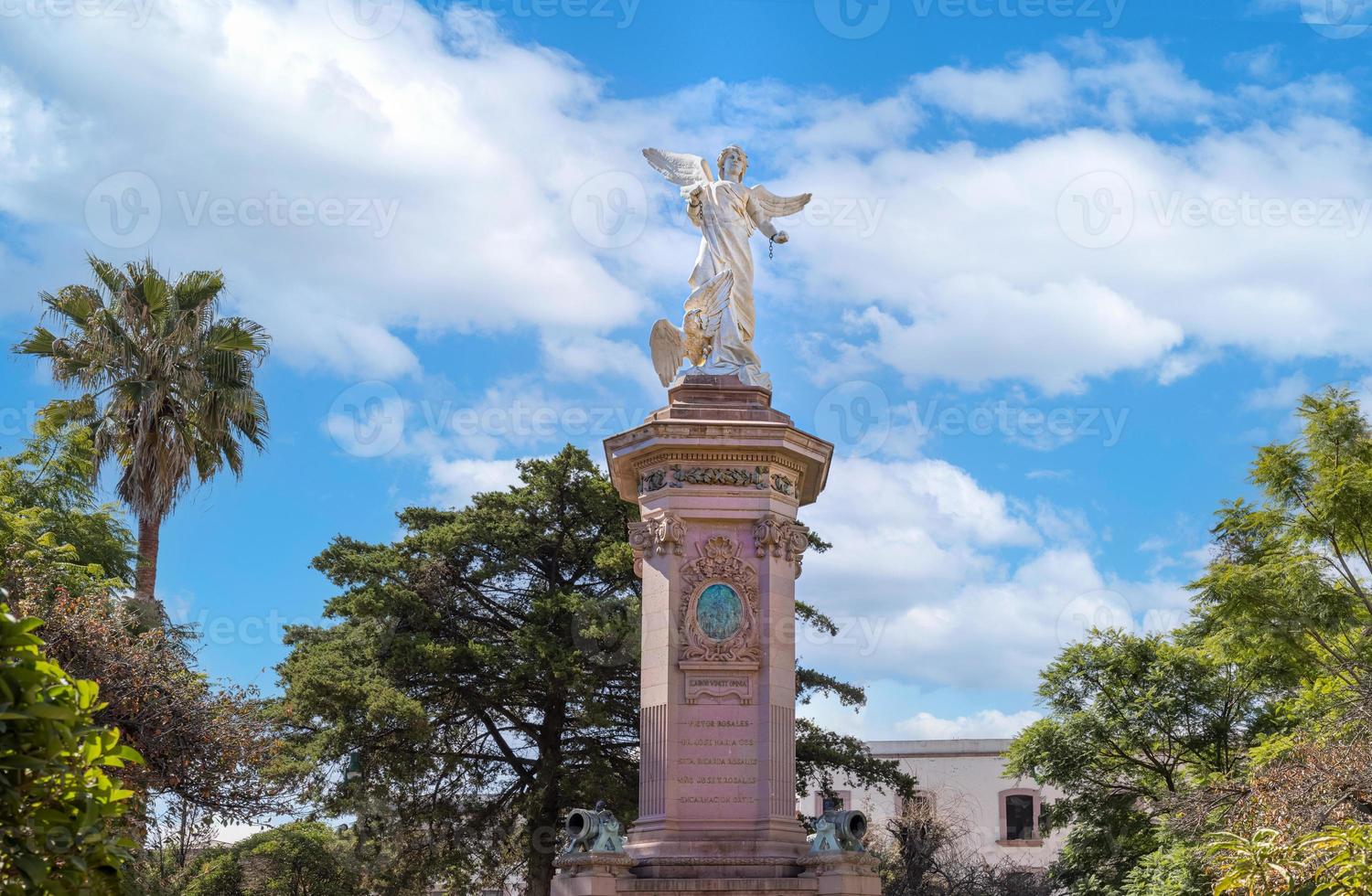 färgglada gamla stadsgator i historiska centrum av zacatecas nära centrala katedralen. det är ett populärt lokalt mexikanskt och internationellt turistmål foto