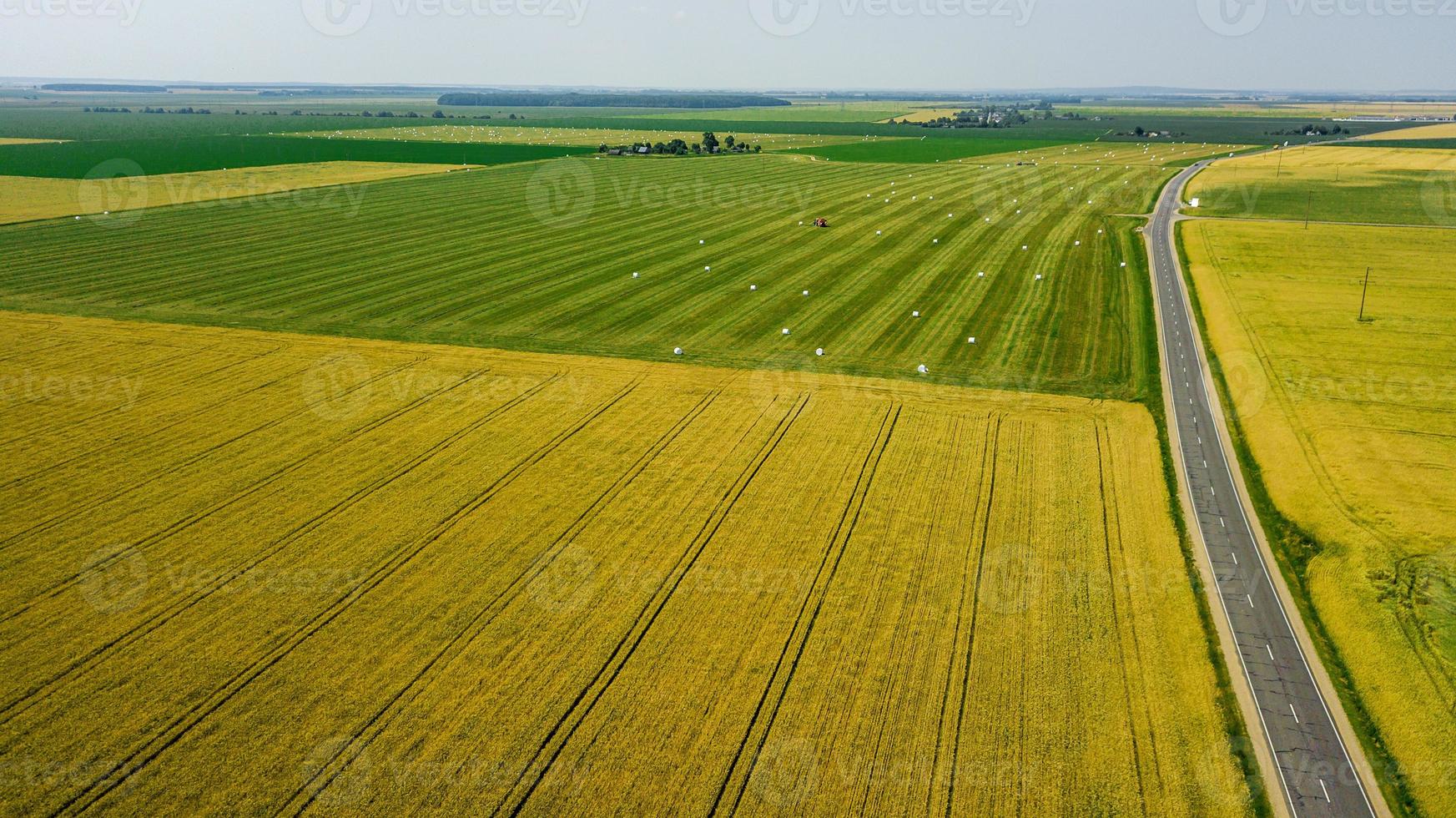 blandade jordbruksfält ovanifrån flygfotografering foto