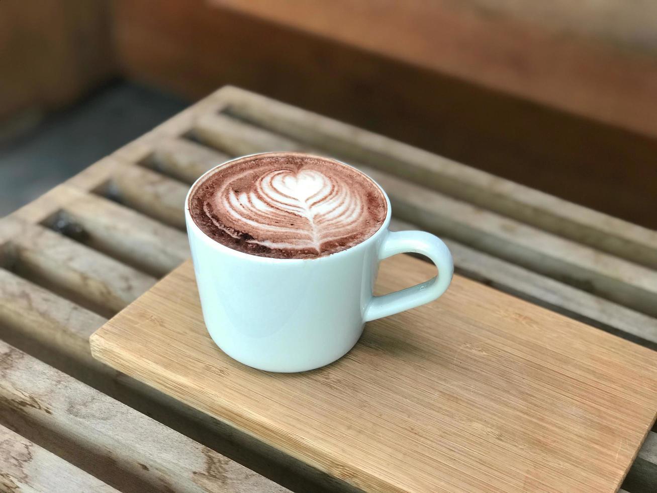 varm kaffekopp på bordet i restaurangen foto