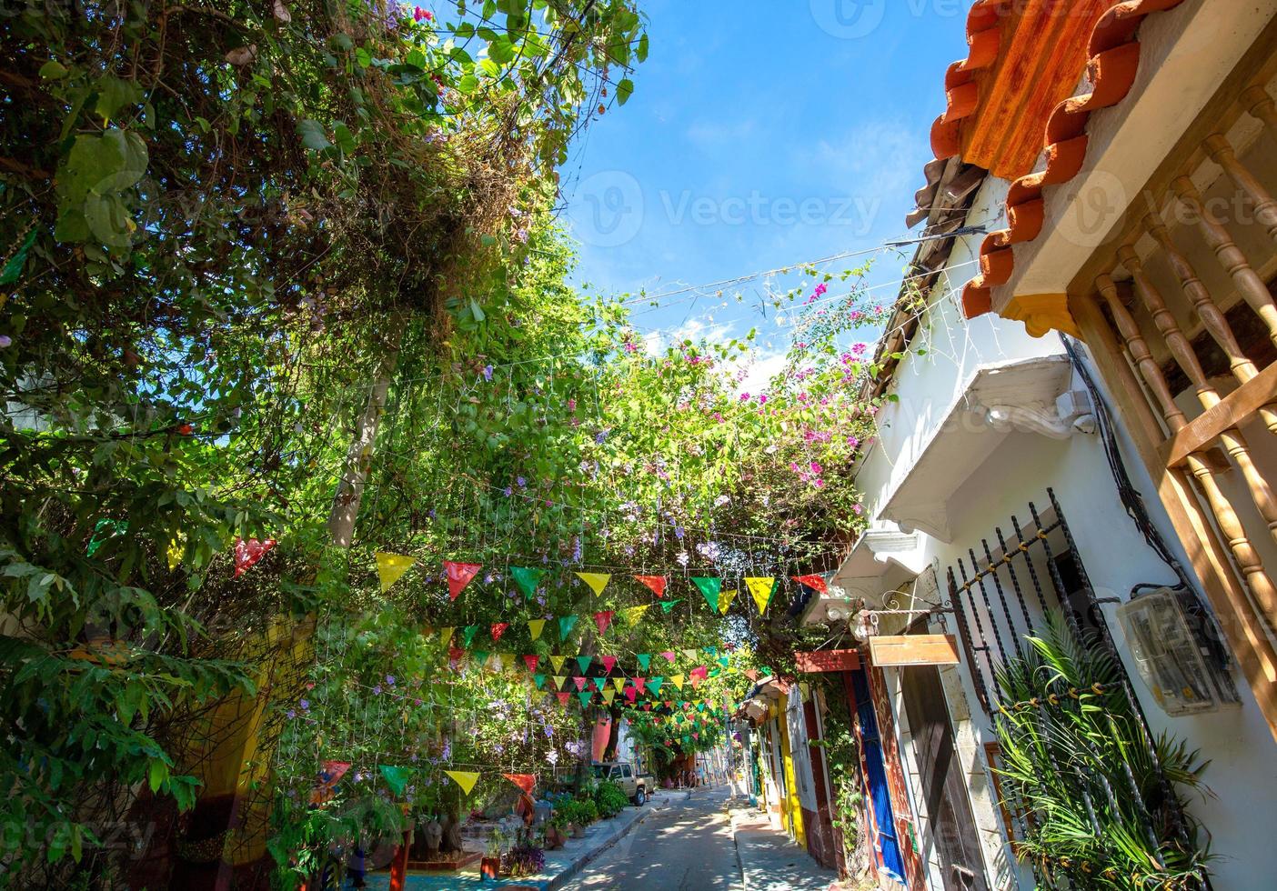 natursköna färgglada gator i Cartagena i det historiska Getsemani-distriktet nära den muromgärdade staden, ciudad amurallada foto