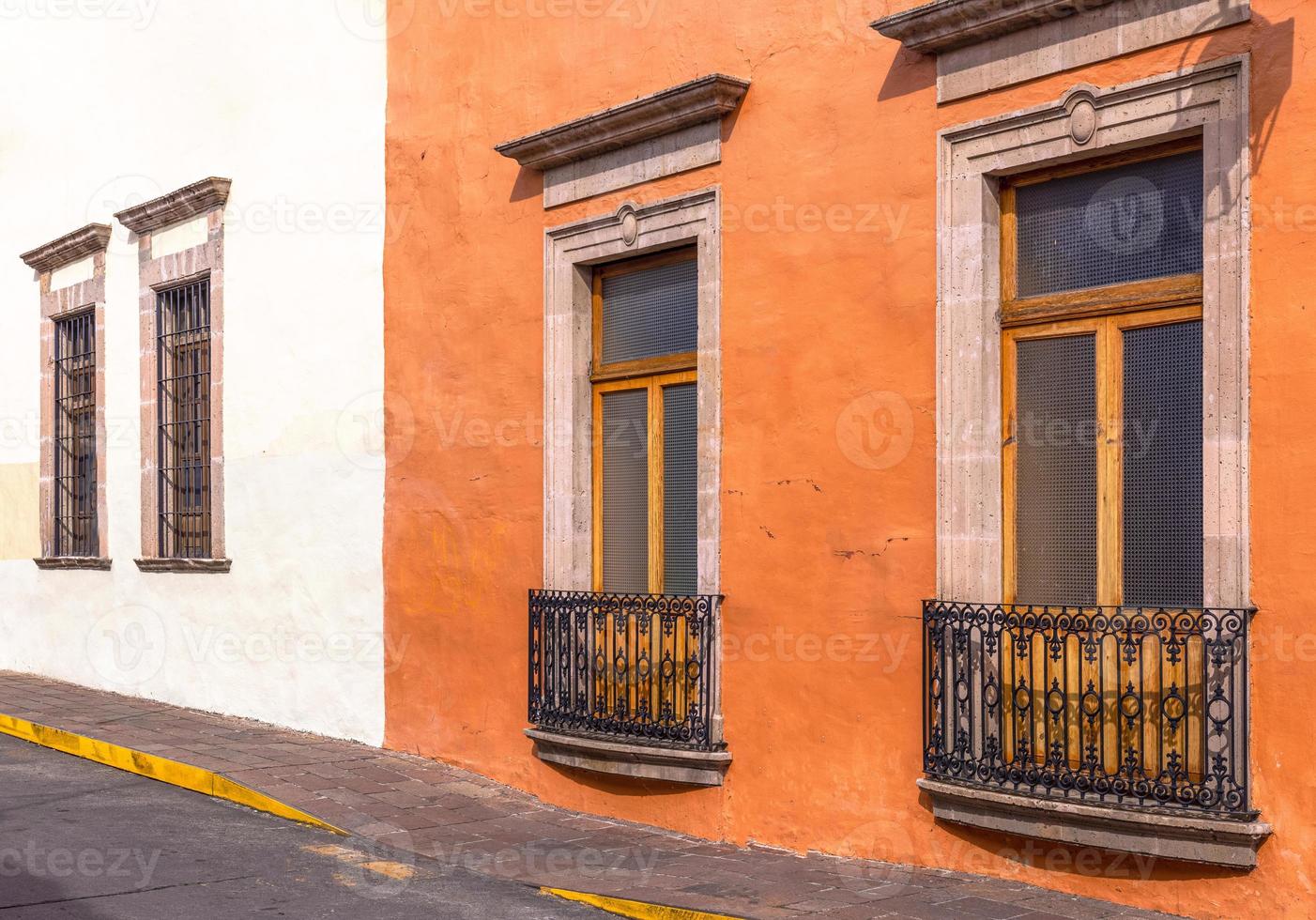 morelia, michoacan, färgglada gator och koloniala hus i morelias historiska stadskärna, en av stadens största turistattraktioner foto