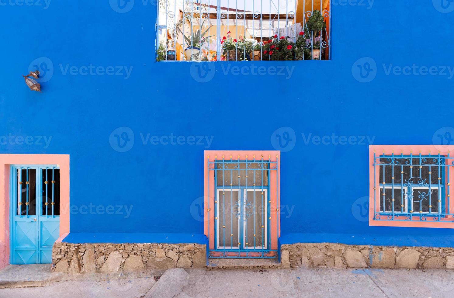 färgglada gamla stadsgator i historiska centrum av zacatecas nära centrala katedralen. det är ett populärt mexikanskt turistmål foto