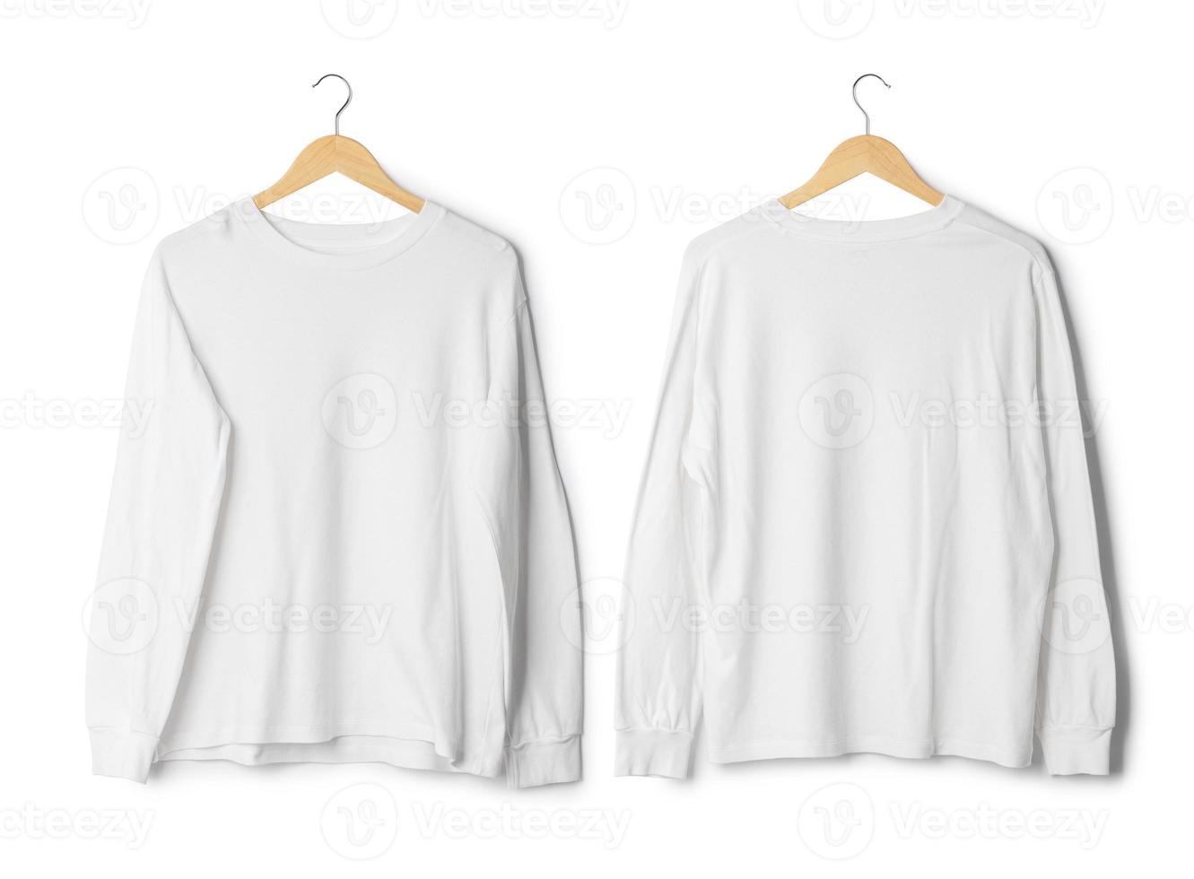 realistisk långärmad t-shirt mockup hängande fram- och bakvy isolerad på vit bakgrund med urklippsbana foto