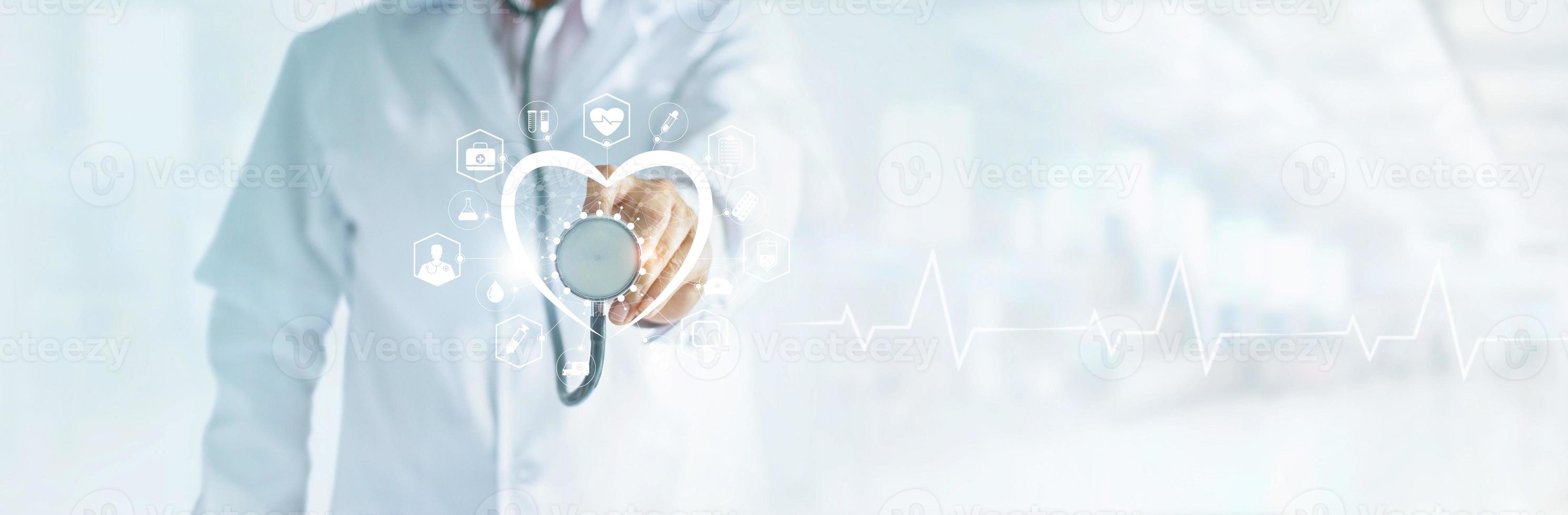 kardiolog läkare med stetoskop i handen som sänder medicinsk ikon nätverksanslutning på modern virtuell skärm nätverksgränssnitt, medicinsk teknik och patientkoncept, tom text foto
