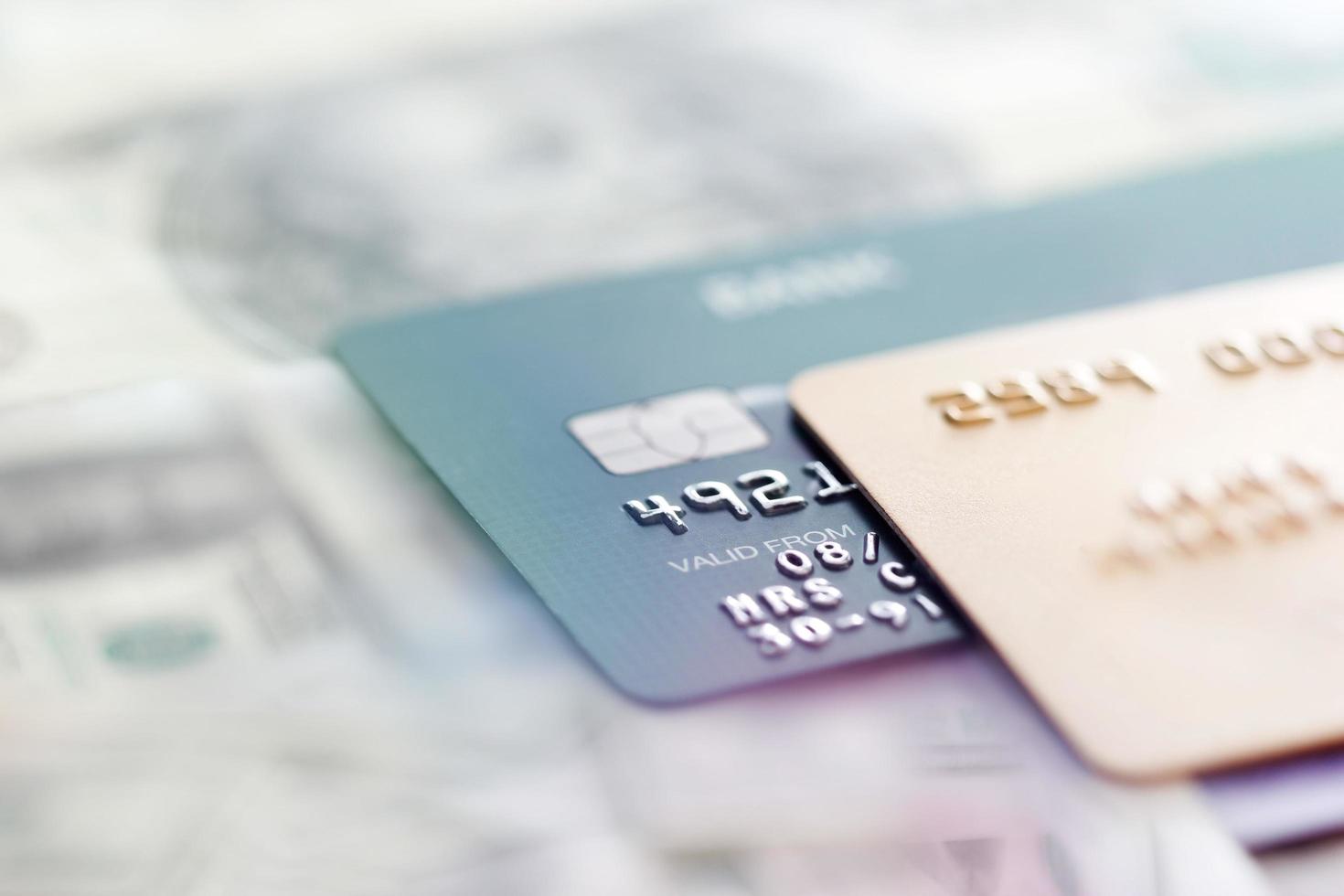 kreditkort på en sedlar bakgrund foto