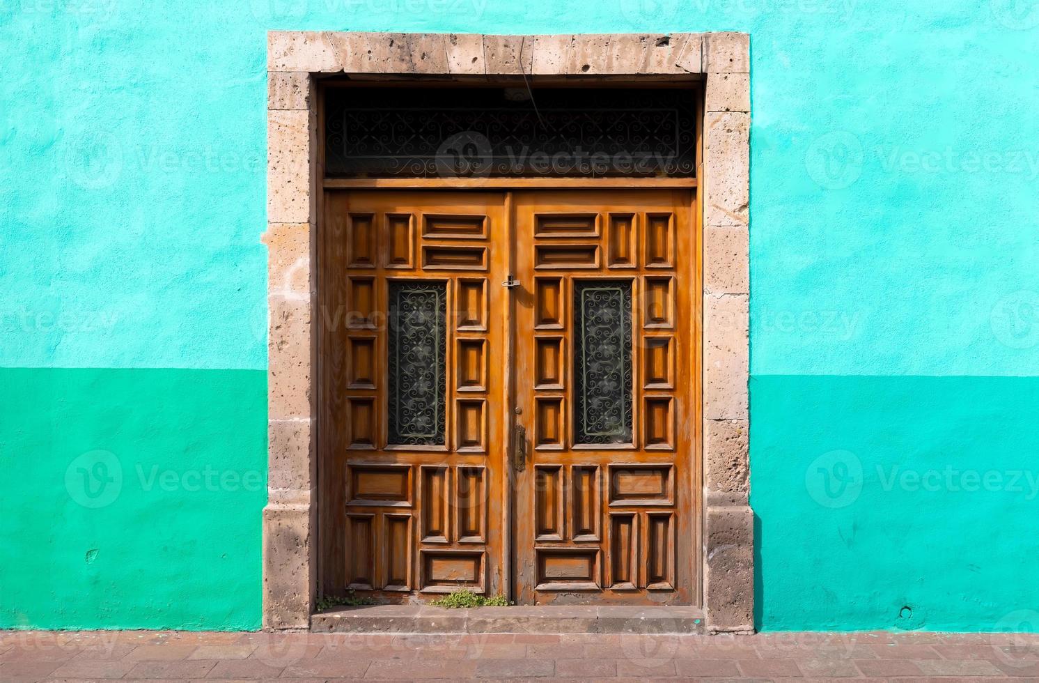 morelia, michoacan, färgglada gator och koloniala hus i morelias historiska stadskärna, en av stadens största turistattraktioner foto