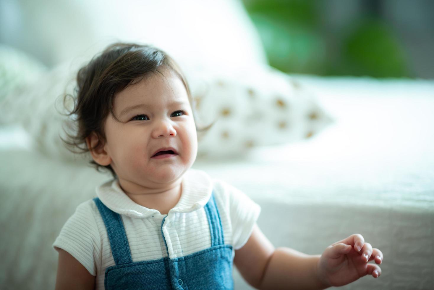 barn baby liten person gråter hemma, nyfödda gråter och bor inomhus ett hus med familj, koncept för barndomsvård och tröst foto