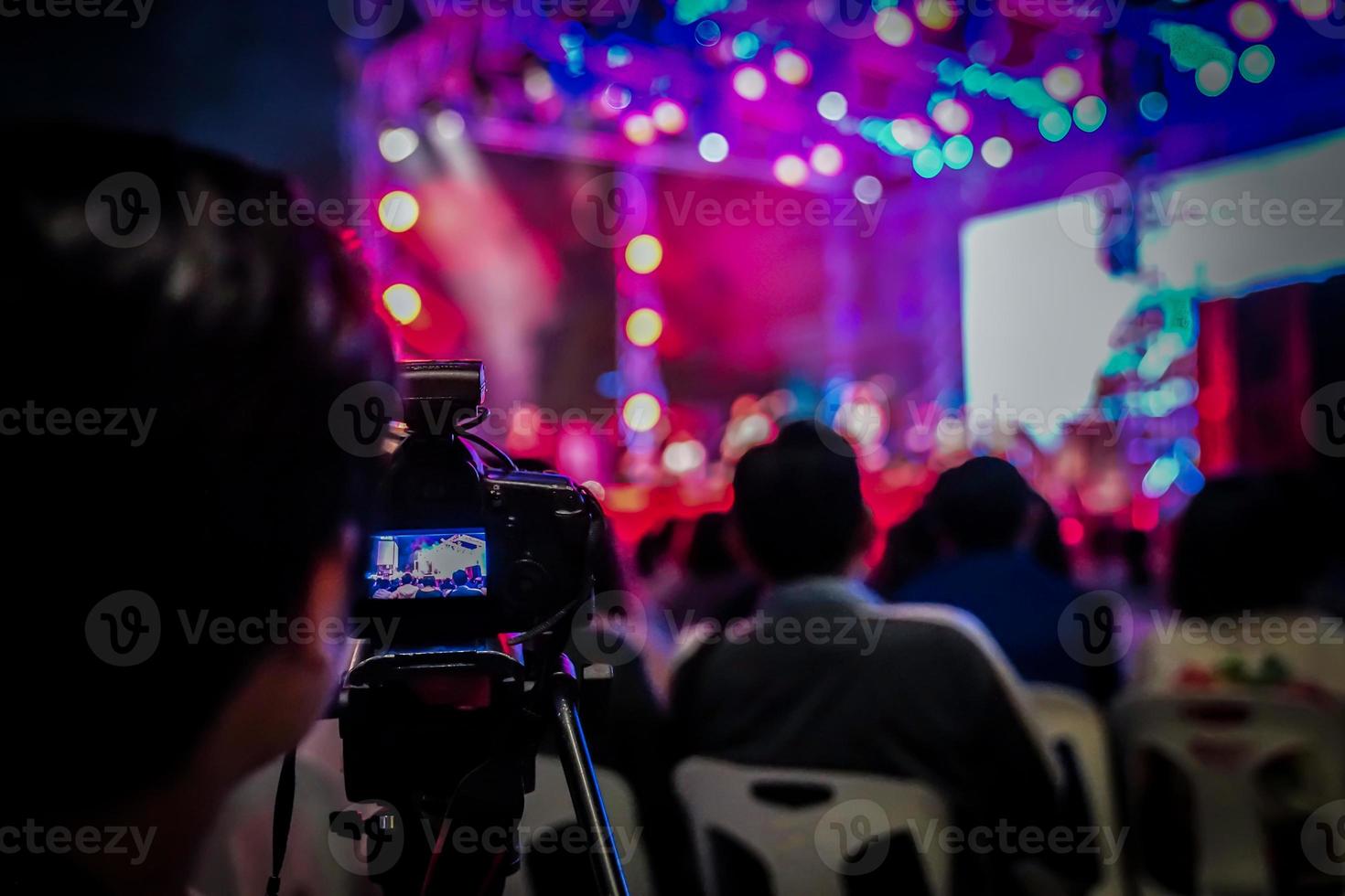 silhouette videographer hade spelats in till suddiga och bokeh nedräkning konsert., bangkok, thailand. foto