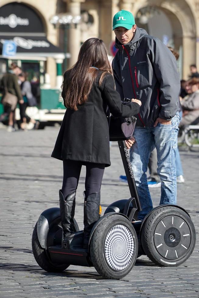 Prag, Tjeckien, 2014. två unga människor njuter av segways i Prag foto