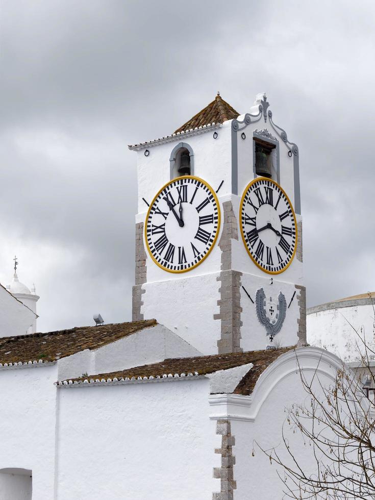 tavira, södra algarve, portugal, 2018. santa maria do castelo kyrka i tavira portugal den 8 mars 2018 foto