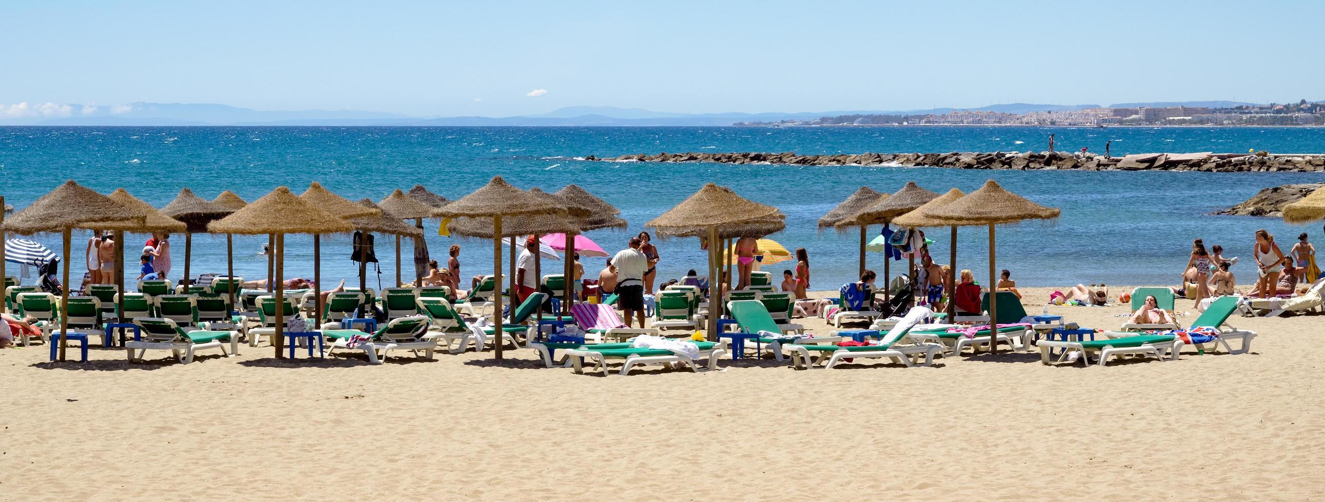 marbella, andalusien, spanien, 2014. utsikt över stranden i marbella spanien den 4 maj 2014. oidentifierade personer. foto