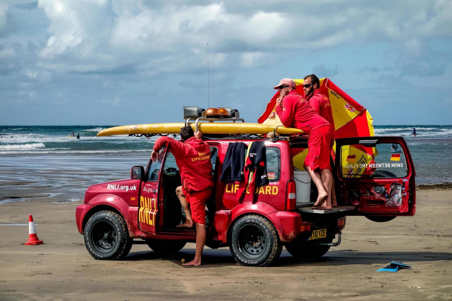 Bude, Cornwall, Storbritannien, 2013. rnli livräddare i tjänst vid Bude foto