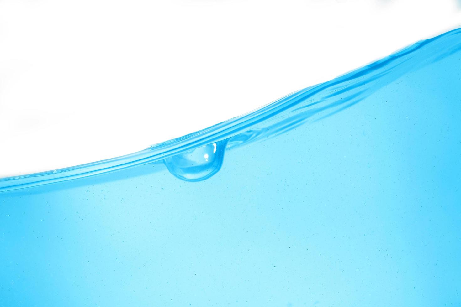 blå ytvatten och luftbubbla isolerad på vit bakgrund foto