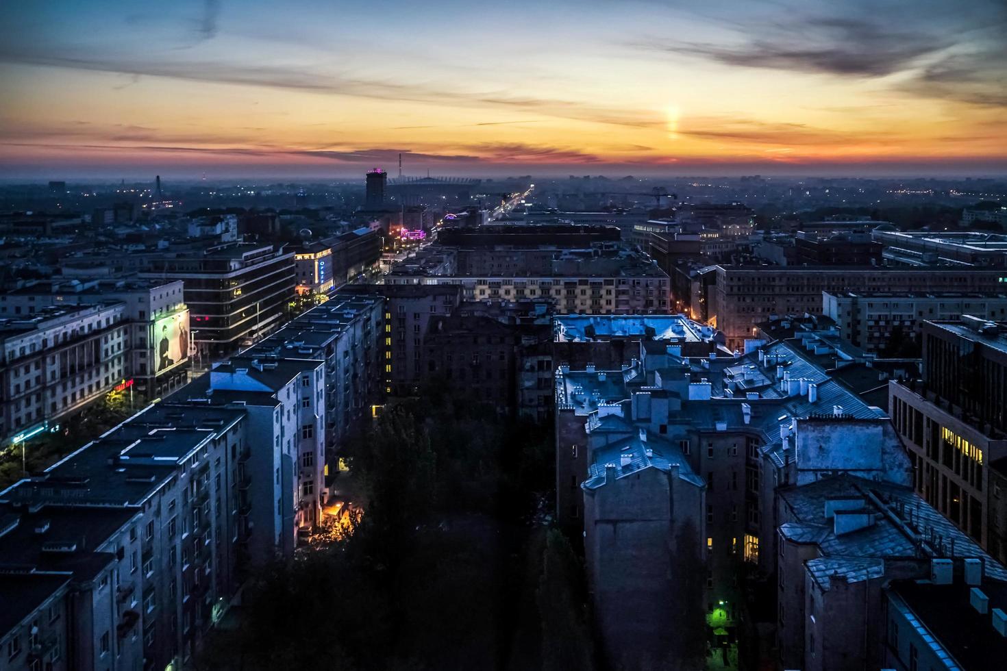 tidigt på morgonen utsikt över silhuetten i Warszawa foto