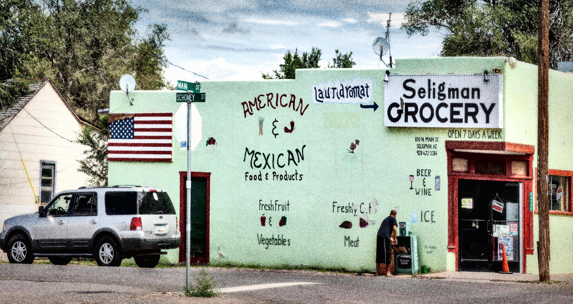 seligman, arizona, usa, 2011. livsmedelsbutik i seligman arizona foto