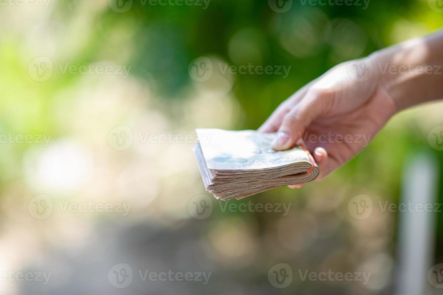 närbilder och bankkort som används för affärs- och valutaväxlingsköp. hand och pengar koncept foto