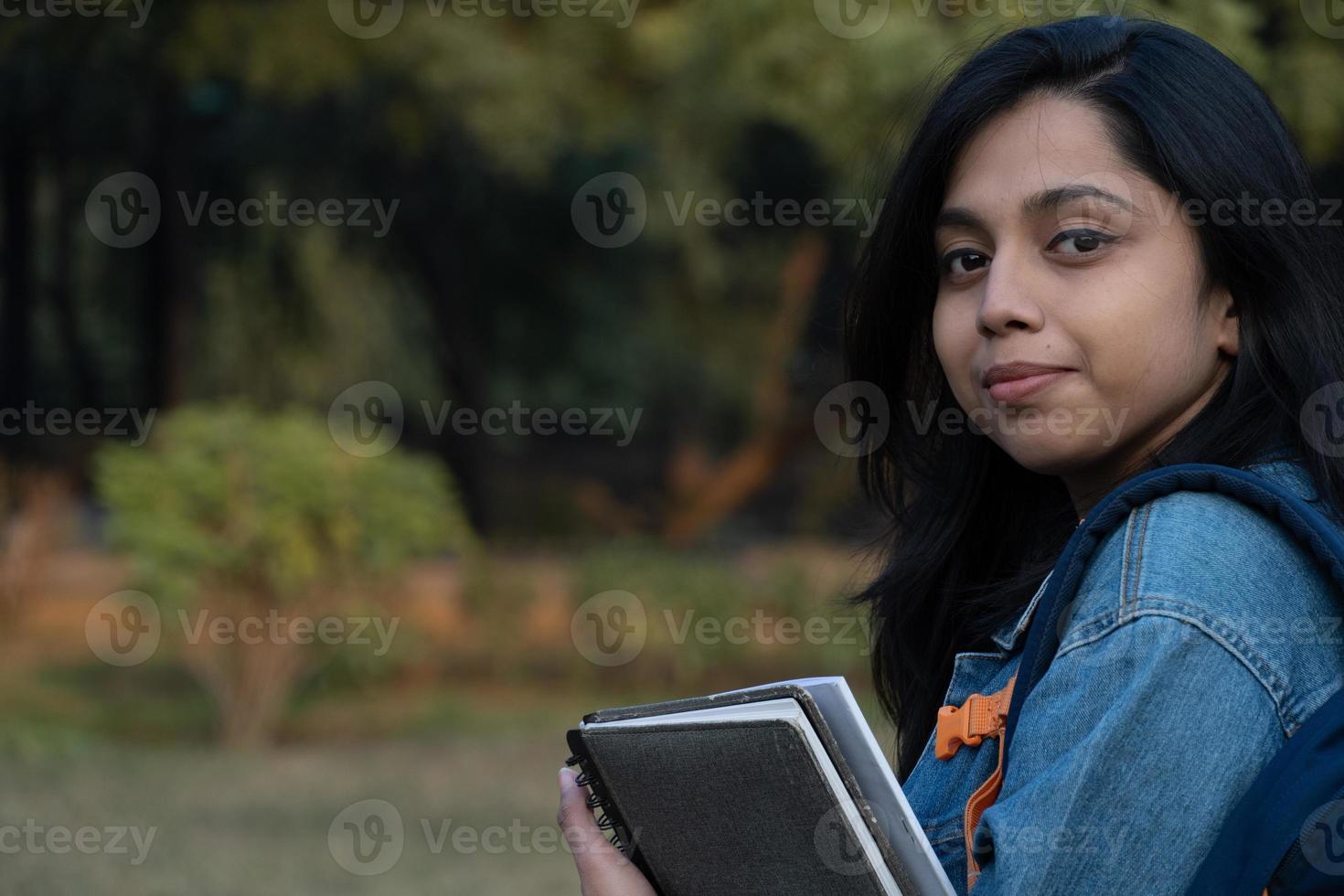 indisk student bild med böcker och väska foto