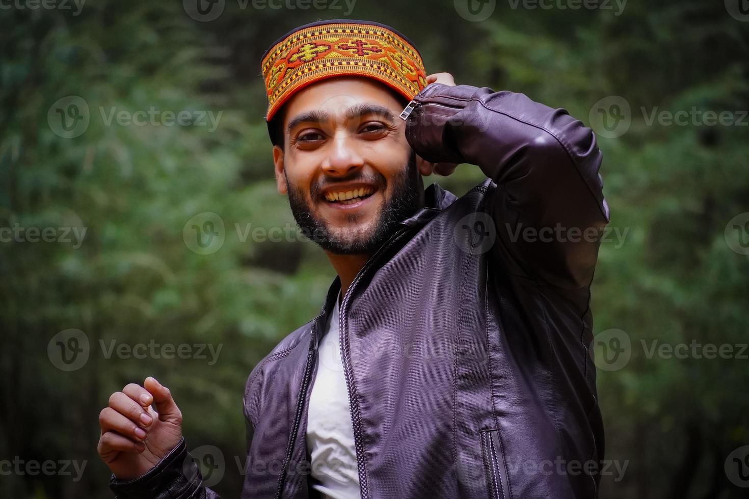 glad porträtt himachali pojke på gatan i himalaya foto