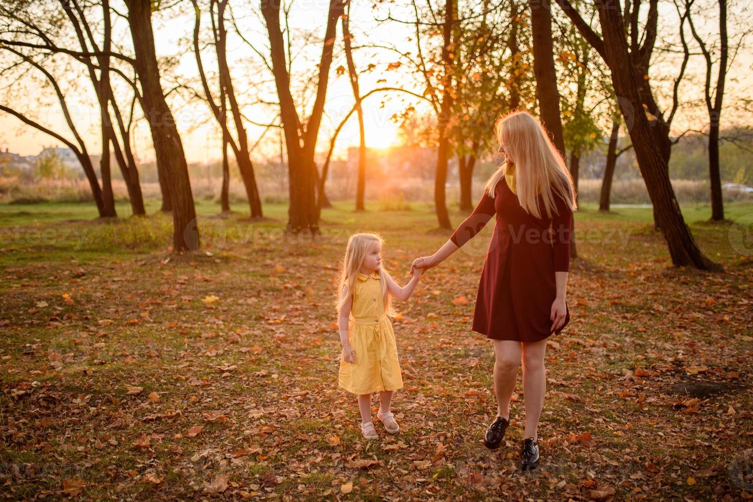 far, dotter och mamma går utomhus. glad familj. foto