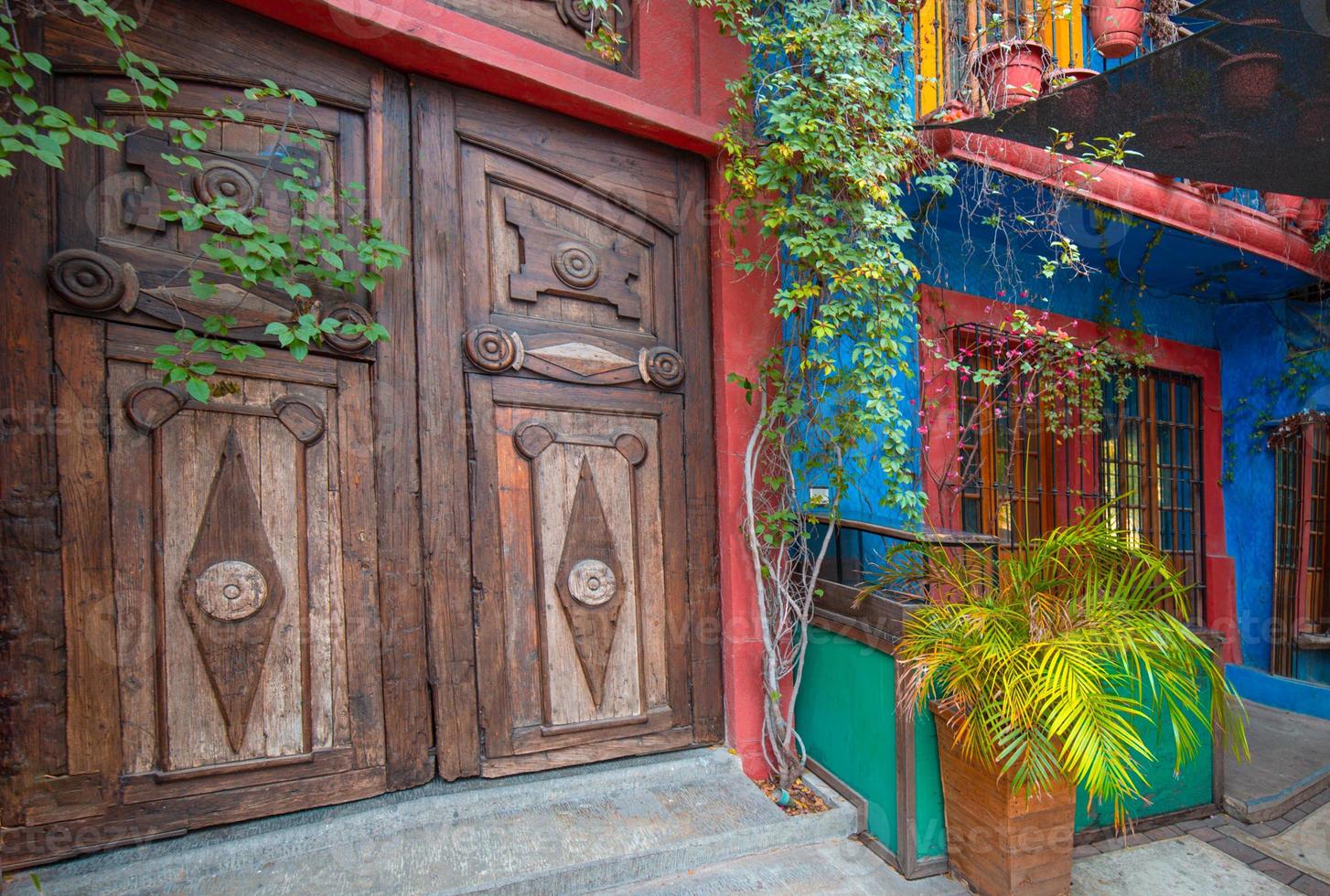 mexico, monterrey, färgglada historiska hus i barrio antiguo, en berömd turistattraktion foto