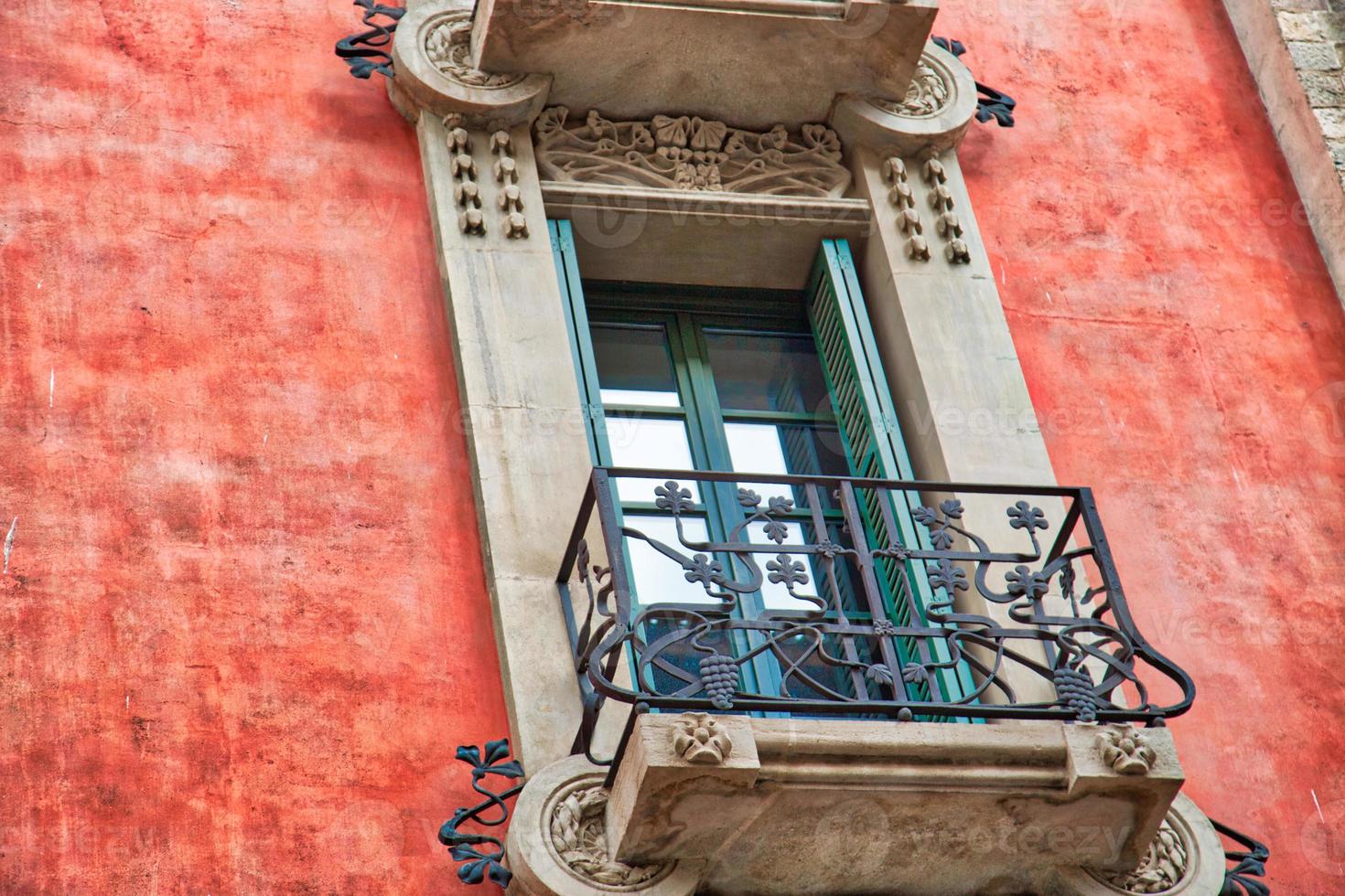 spanien, spansk arkitektur, vackra barcelona gator i historiska centrum av las ramblas foto