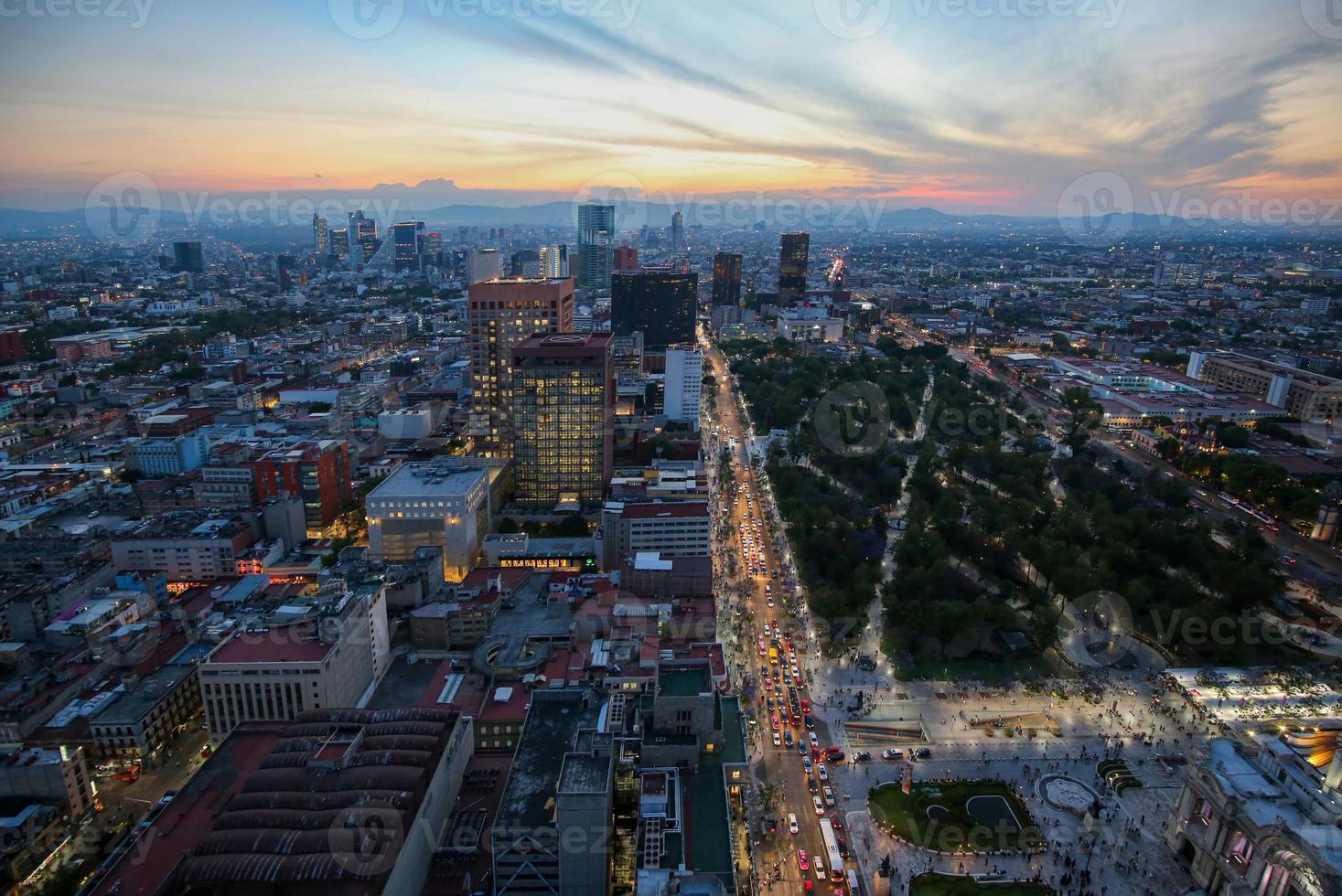 Mexiko, panoramautsikt över stadssilhuetten i Mexiko stad zocalo historiska centrum från tornet torre latinoamericana foto