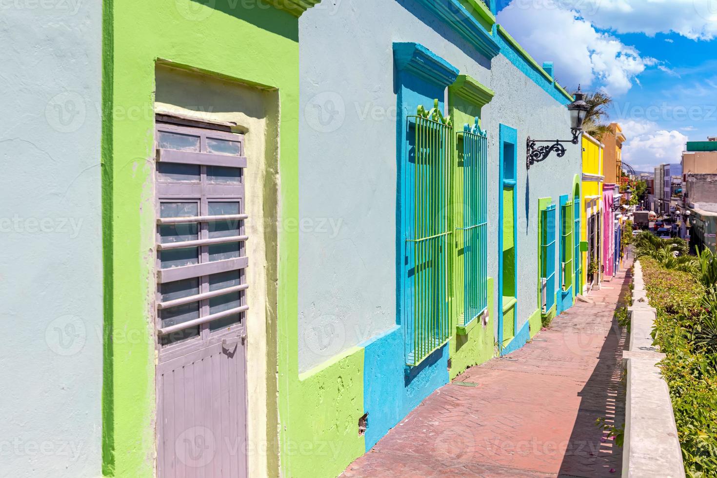 Mazatlan, Mexiko, färgglada koloniala gator i historiska stadskärnan nära malecon och turistmål foto