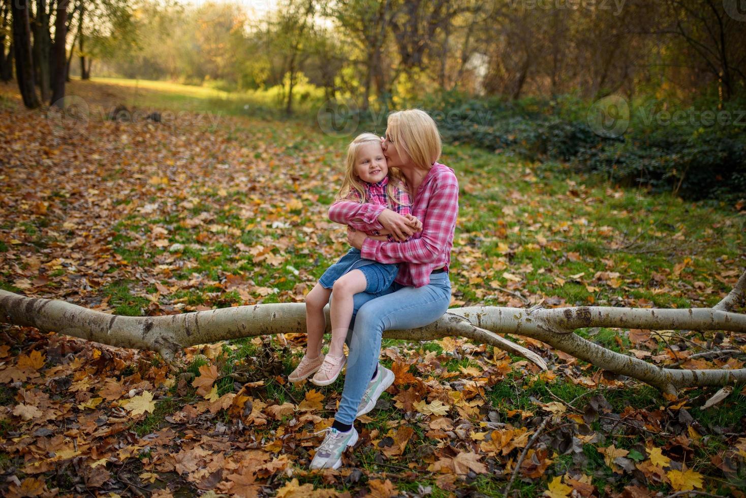 far, dotter och mamma går utomhus. glad familj. foto