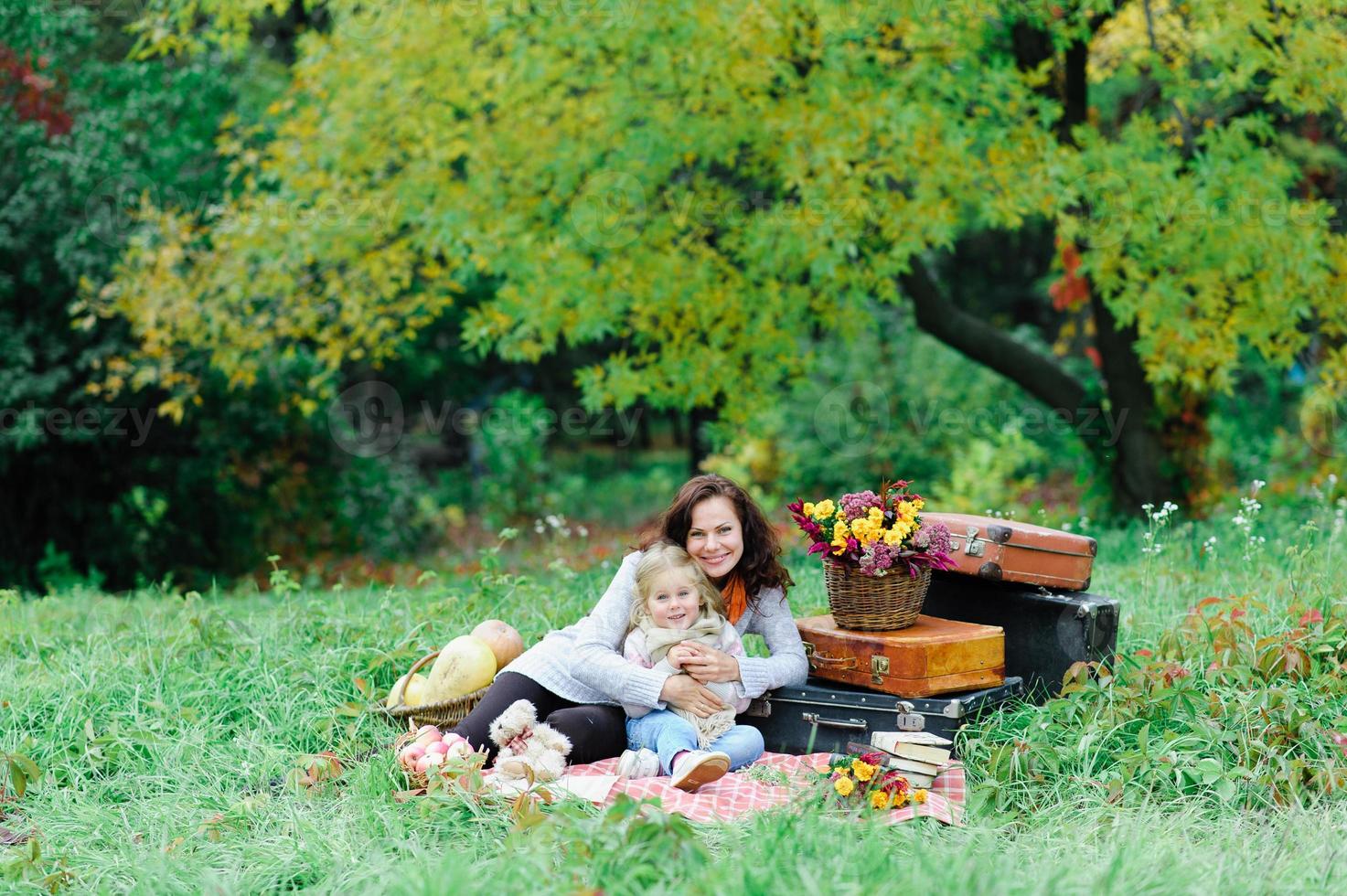 mamma och dotter på picknick foto