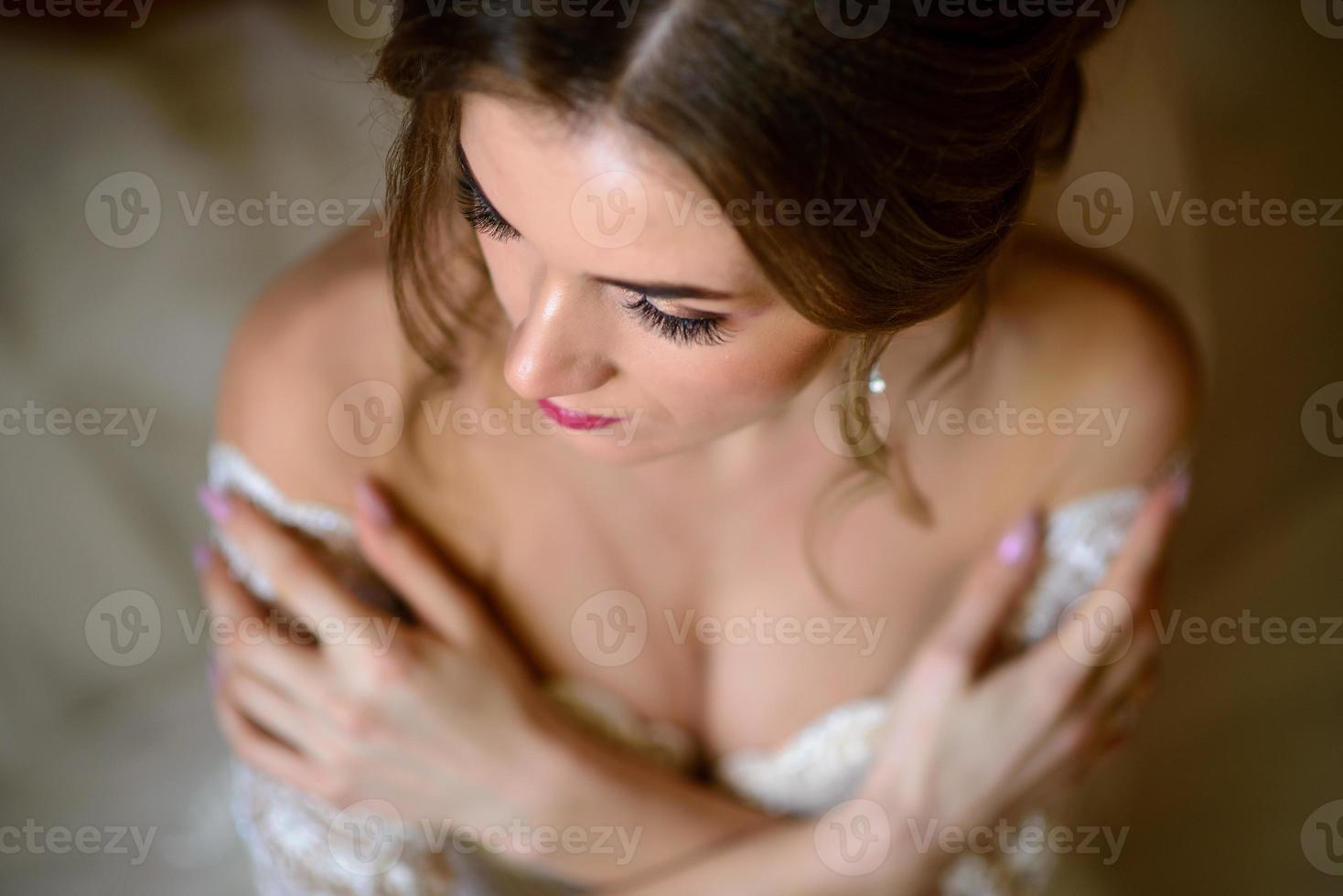 porträtt av en vacker brud under en slöja. foto