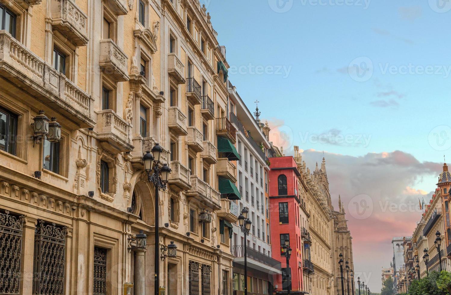 spanien, sevillas gator vid en tidig solnedgång i den historiska stadskärnan foto