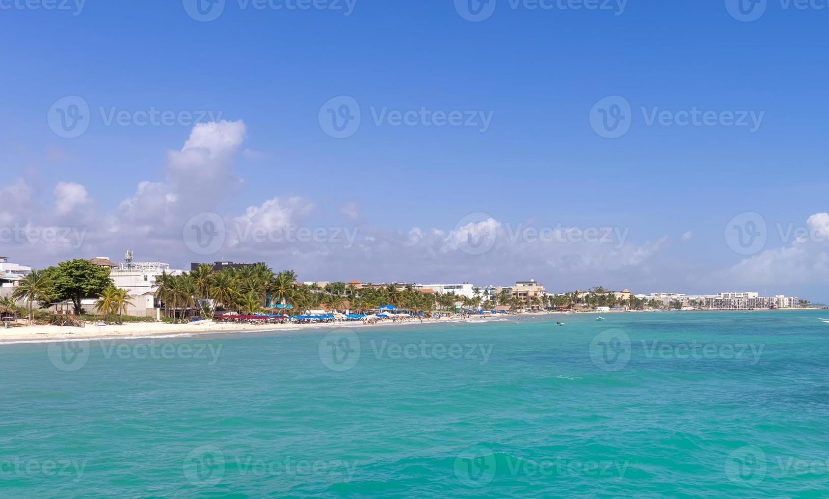 Mexikos natursköna stränder playas och hotell i playa del carmen, ett populärt turistmål för semesterresor foto