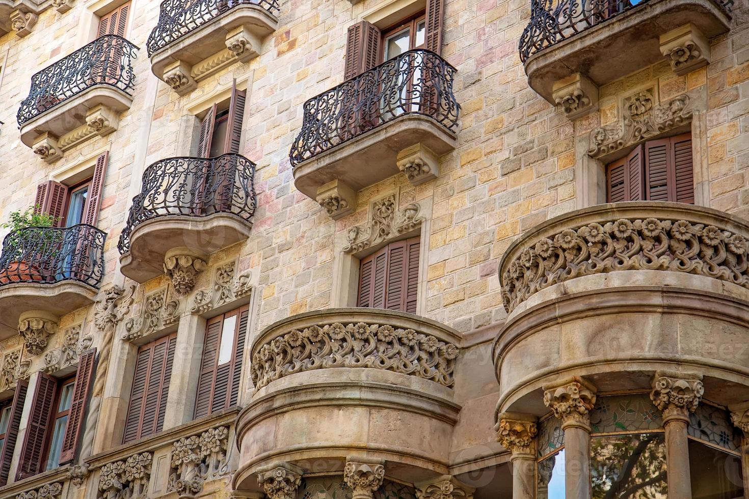 spansk arkitektur, vackra barcelona gator i historiska stadskärnan nära las ramblas foto