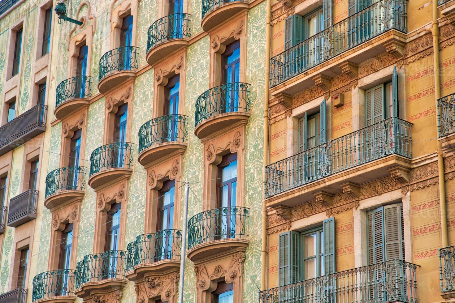 spanien, spansk arkitektur, vackra barcelona gator i historiska centrum av las ramblas foto