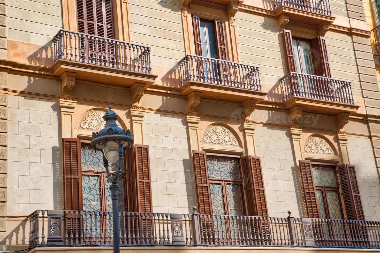 spanien, spansk arkitektur, vackra barcelona gator i historiska centrum av las ramblas foto