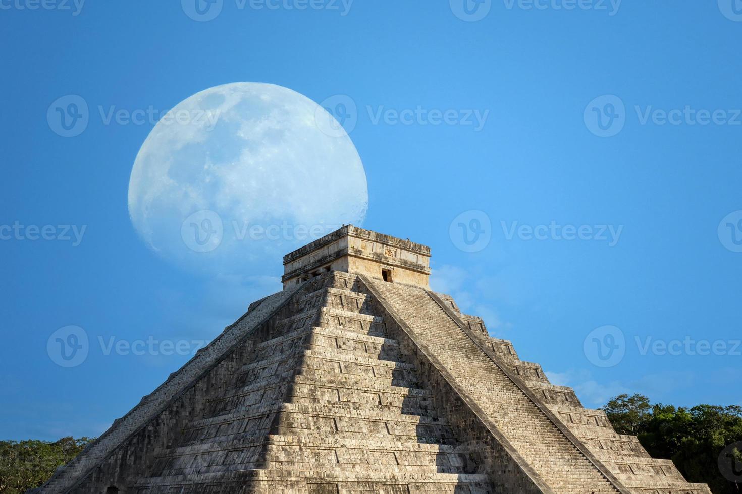 Mexiko, chichen itza, arkeologisk plats, ruiner och pyramider i den gamla mayastaden i Yucatan foto