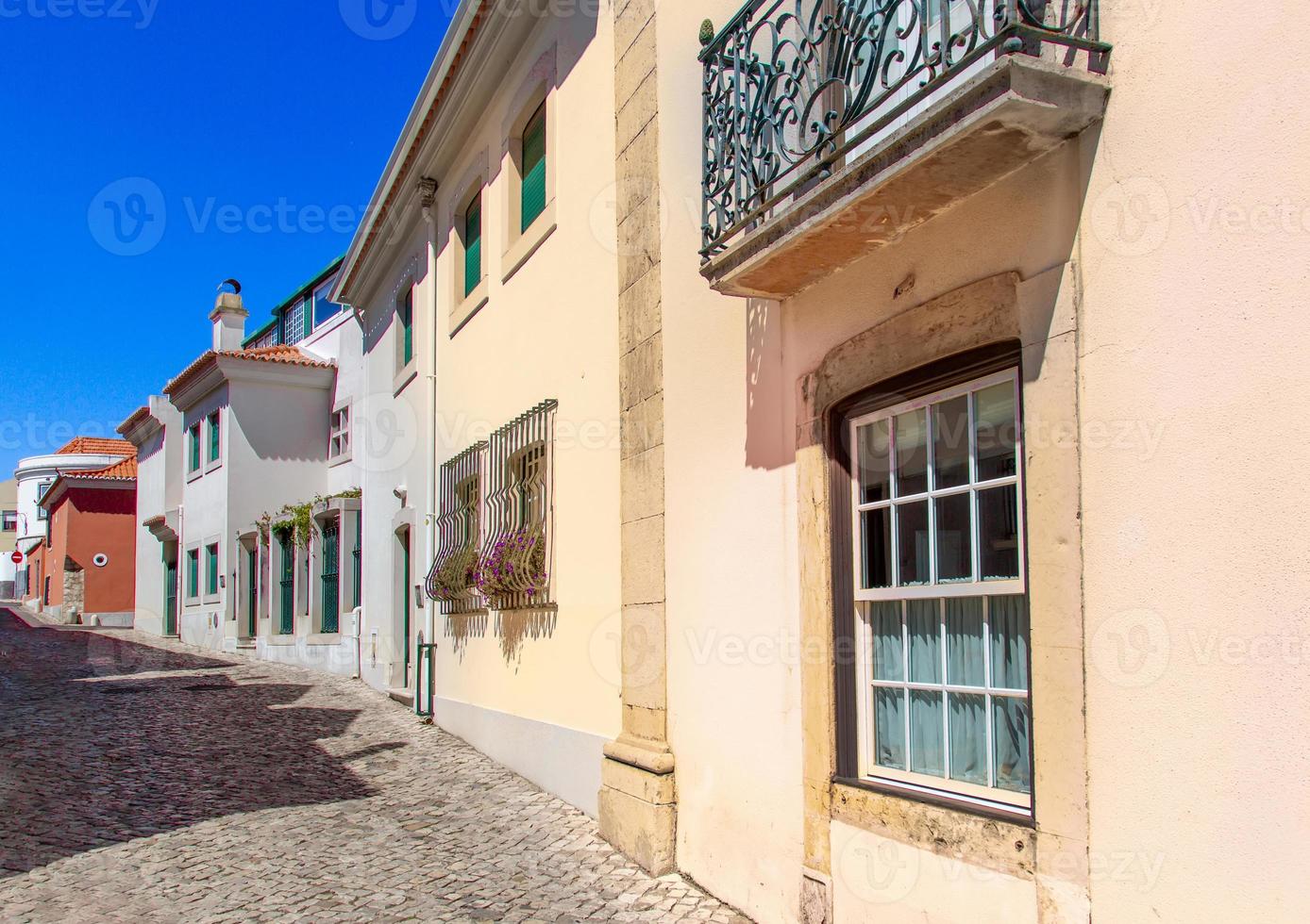 portugal, natursköna gator i kustorten Cascais i den historiska stadskärnan foto