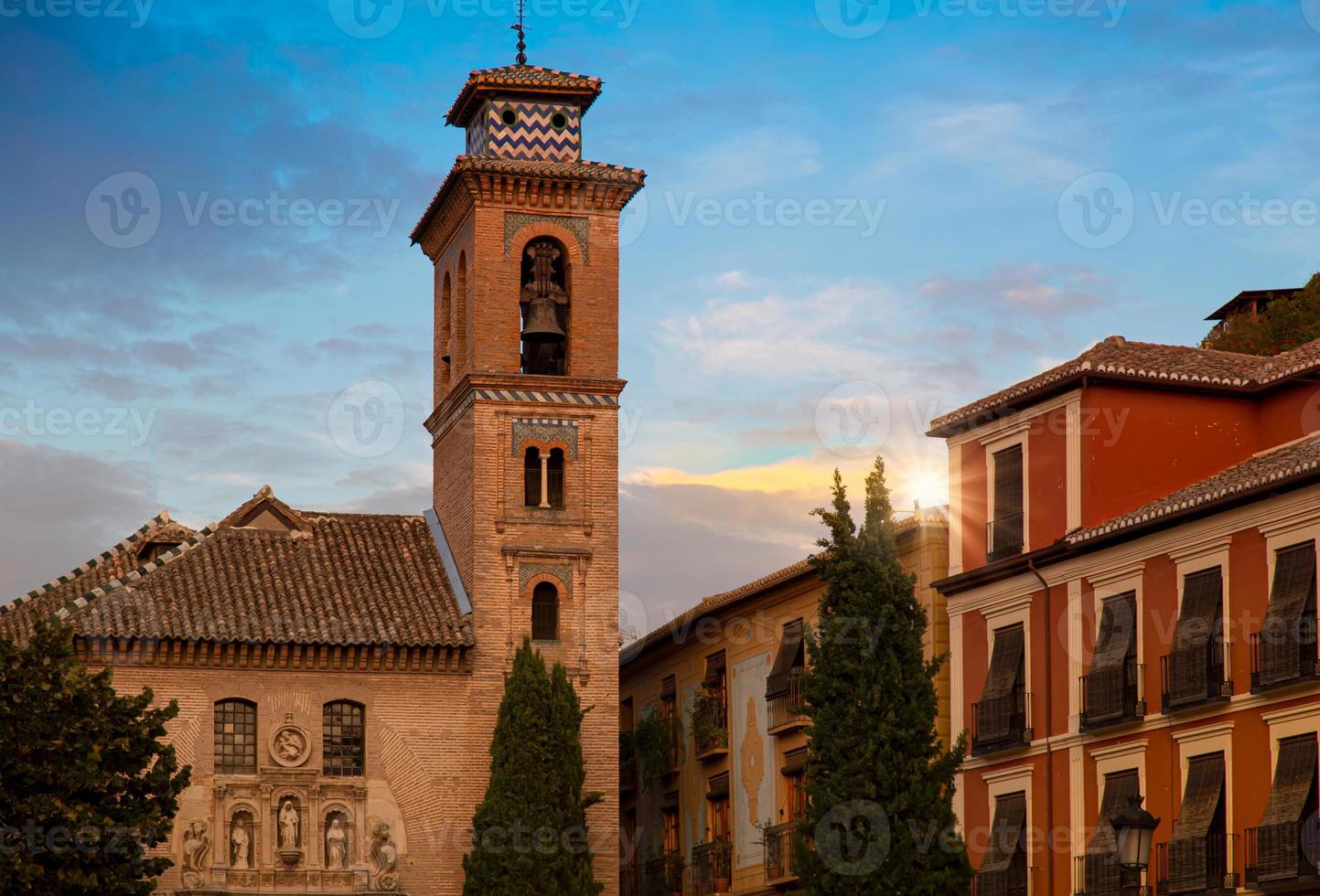 spanien, granada gator och spansk arkitektur i en naturskön historisk stadskärna foto