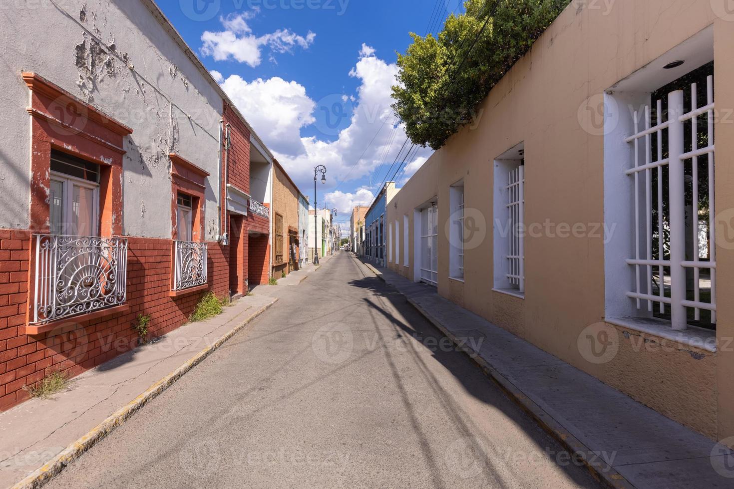 centrala Mexiko, aguascalientes katolska kyrkor, färgglada gator och koloniala hus i historiska stadskärnan nära katedralbasilikan, en av stadens största turistattraktioner foto
