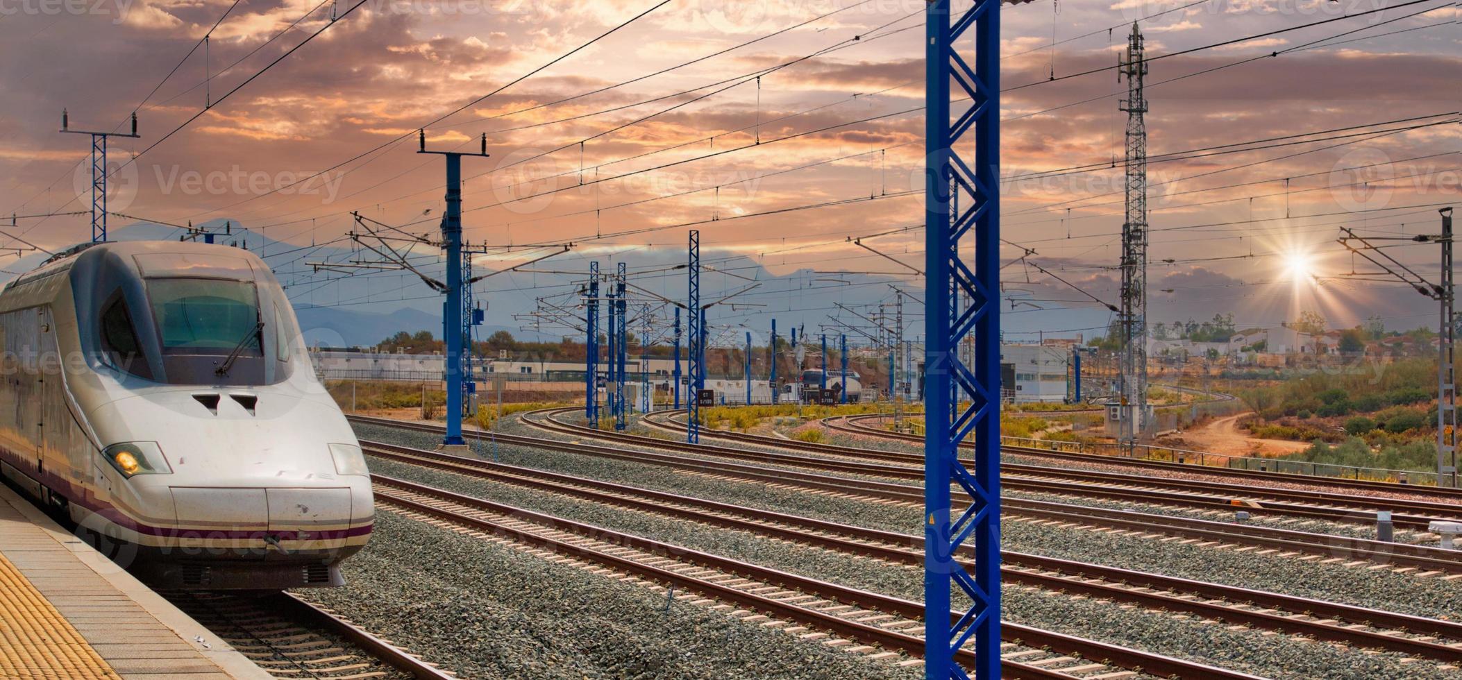 Spanien, antequera tågstation som betjänar landmärken andalusiska destinationer foto