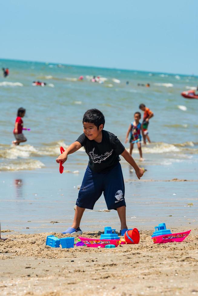 chonburi, thailand -06 mar. 2021 en asiatisk pojke som leker i sanden på Bangsaen Beach. foto