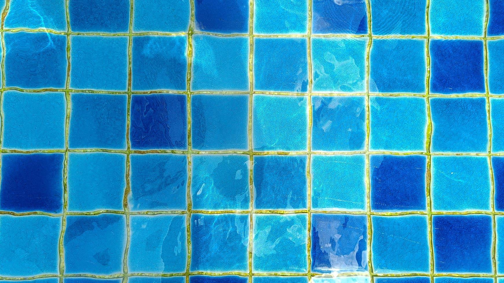 ovanifrån swimmingpool botten frätande krusning och flöde med vågor bakgrund foto