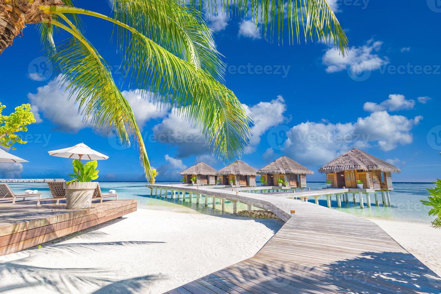 lyxhotell eller resort på en tropisk strand, vattenvillor, bungalows träbrygga. lyxigt spa och välbefinnande bakgrund. sommarparadisön, exotiskt reselandskap, havslandskap foto