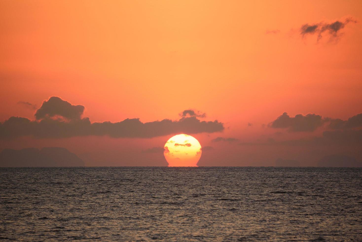 omega soluppgång i havet foto