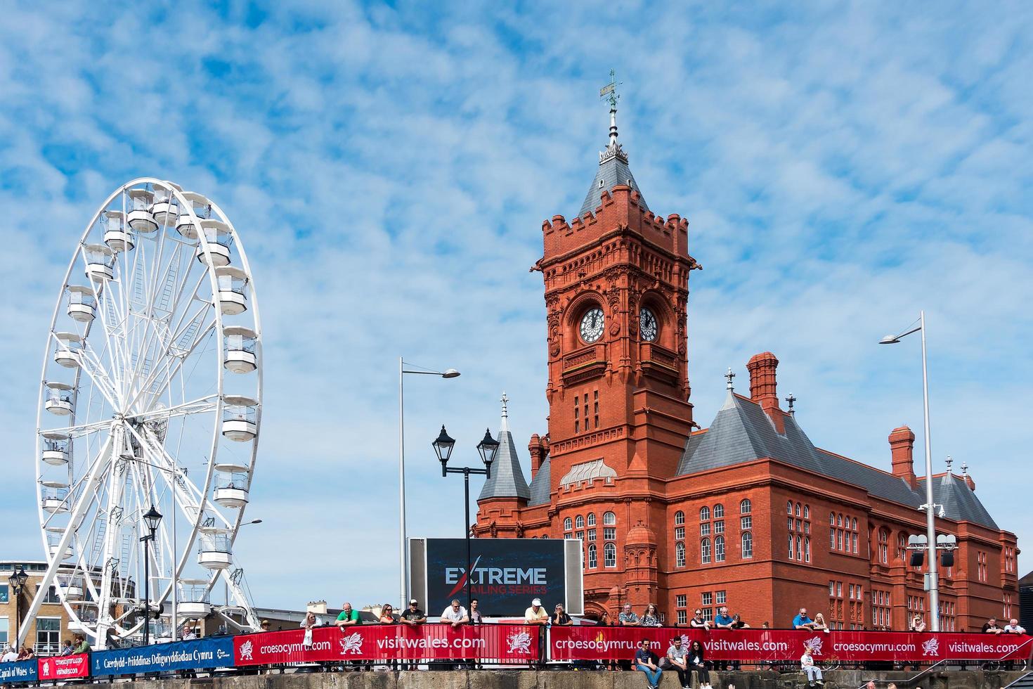 cardiff, Storbritannien, 2017. pariserhjul och pirhuvudbyggnad foto