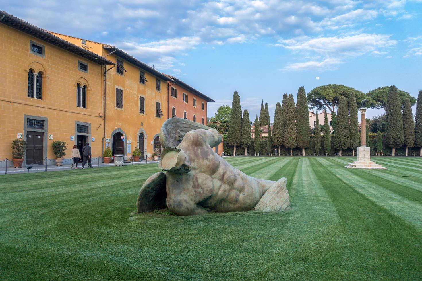 pisa, toscana, Italien, 2019. fallen ängel vid miraklens torg foto