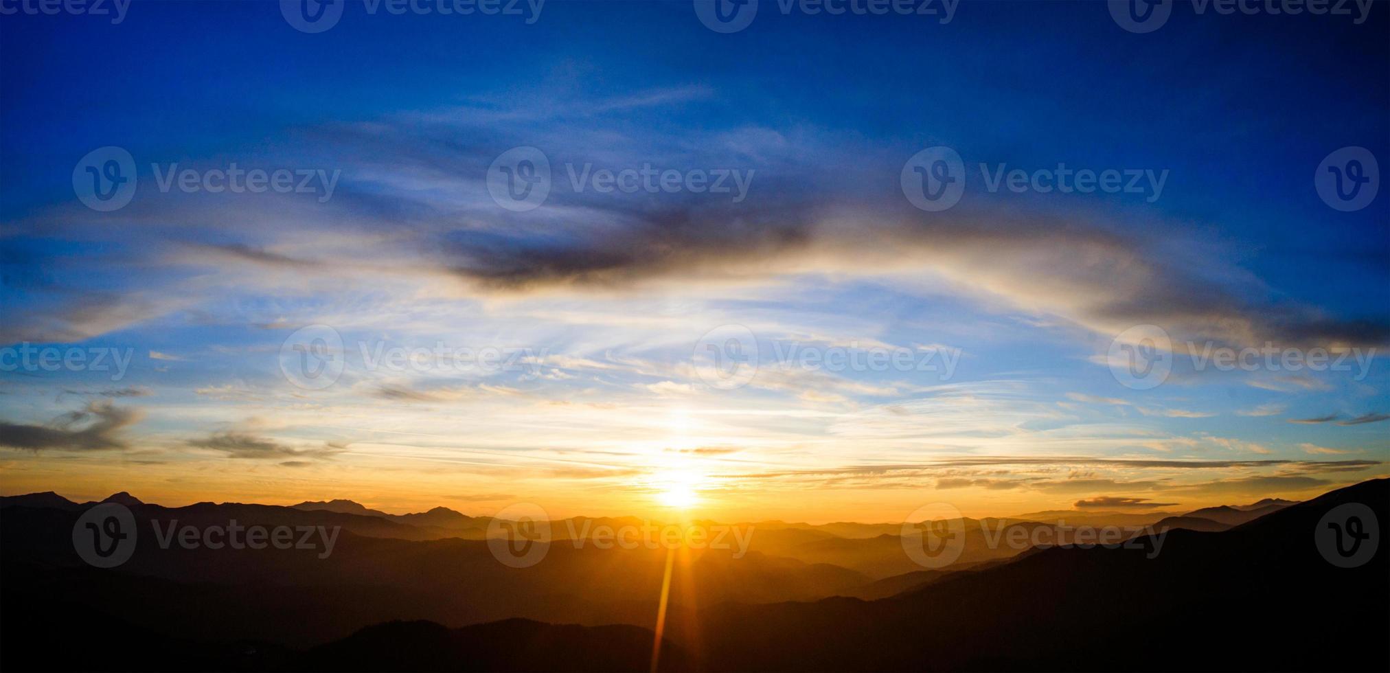 blå färg på bergen under solnedgången foto