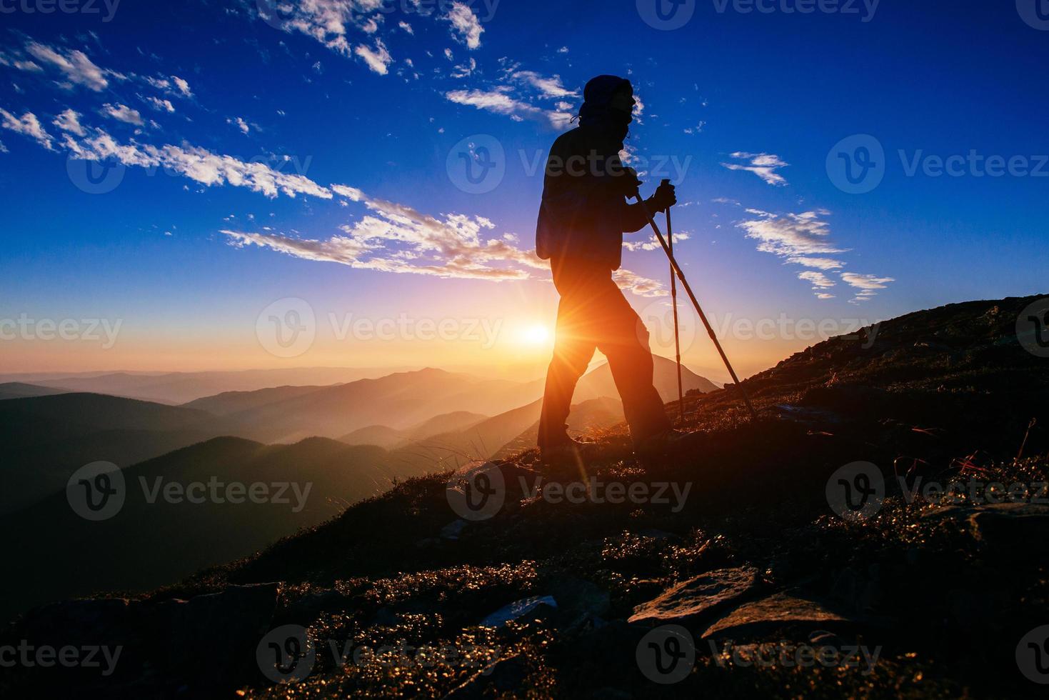 vandrare vid solnedgången foto