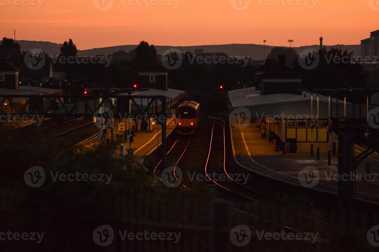 tåget parkerat på stationen foto