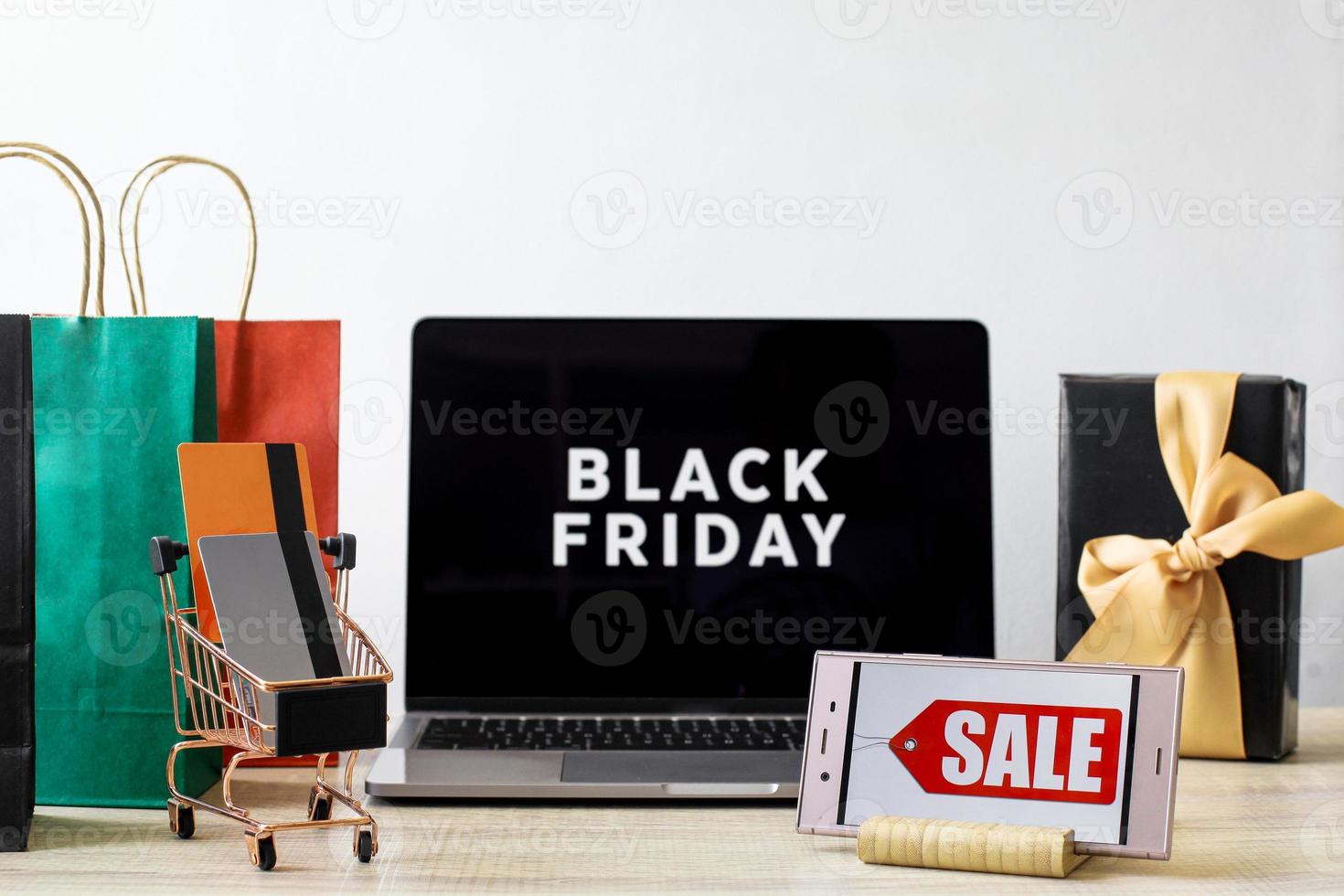 svart fredag rea eller online shopping marknadsföring koncept med olika shopping tillbehör foto